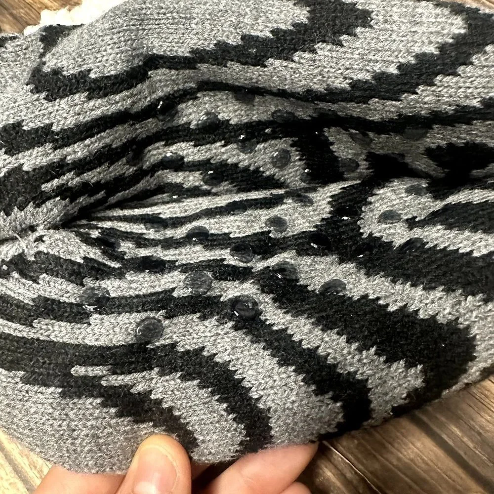 NWT Northeast Outfitters Youth Cozy Cabin Zebra Slippers Size Small (Black)